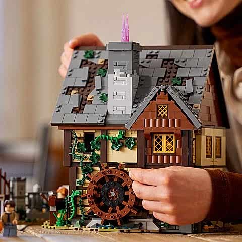 LEGO® Ideas Disney Hocus Pocus: Sanderson Kardeşlerin Evi 21341