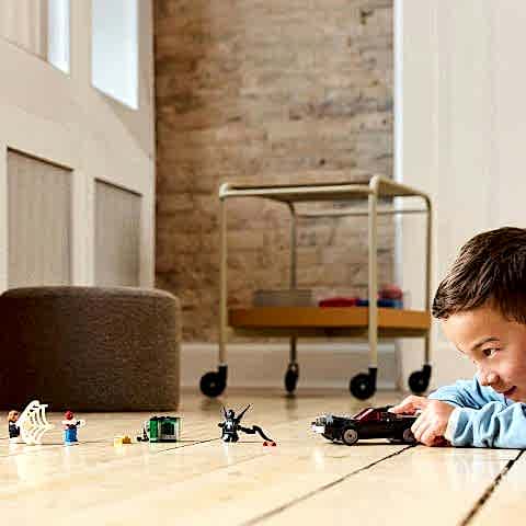 LEGO® Marvel Örümcek Adam, Venom Arabasına Karşı İnşa Edilebilen Oyuncak Araç Seti 76309