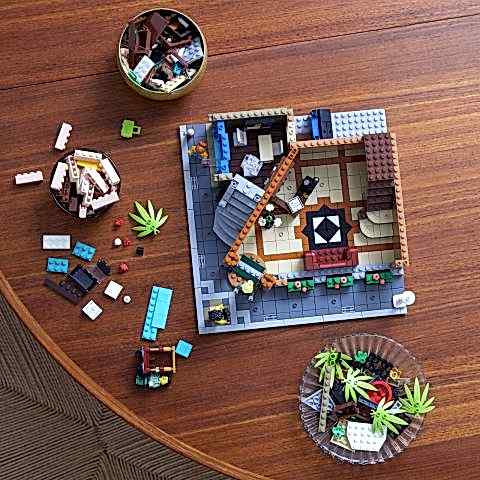 LEGO® Butik Otel 10297 - Sürprizlerle Dolu, Detaylı ve Sergilenebilen bir Otel Model Yapım Seti (3066 Parça)