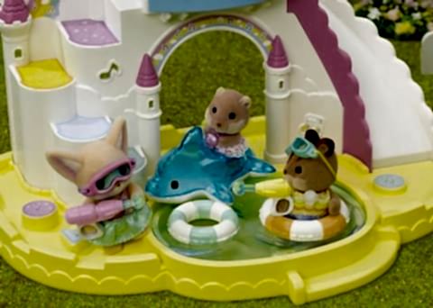 Anaokulu Arkadaşları Havuz Eğlencesi Üçlüsü