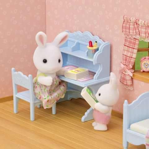 Kar Tavşanı Kız ve Çalışma Masası